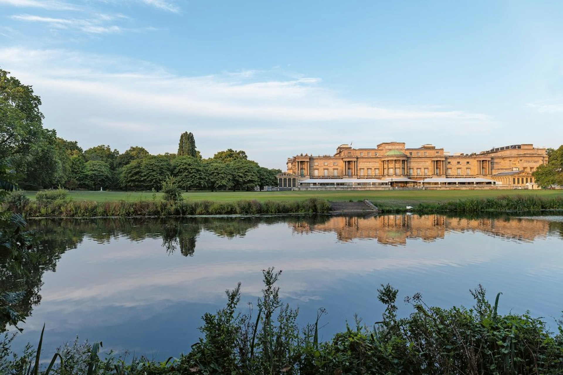 how-to-have-a-picnic-at-buckingham-palace-this-summer-lonely-planet